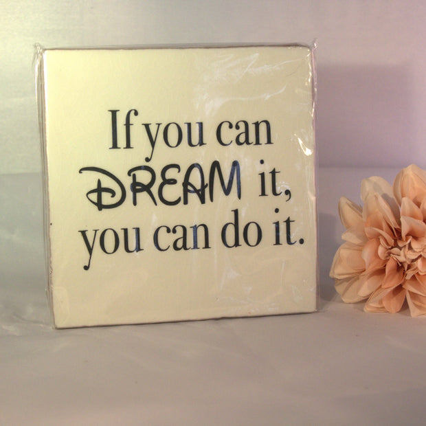 Keramisch tegeltje 'If you can dream it, you can do it' met Disney-stijl typografie – inspirerend motivatie cadeau