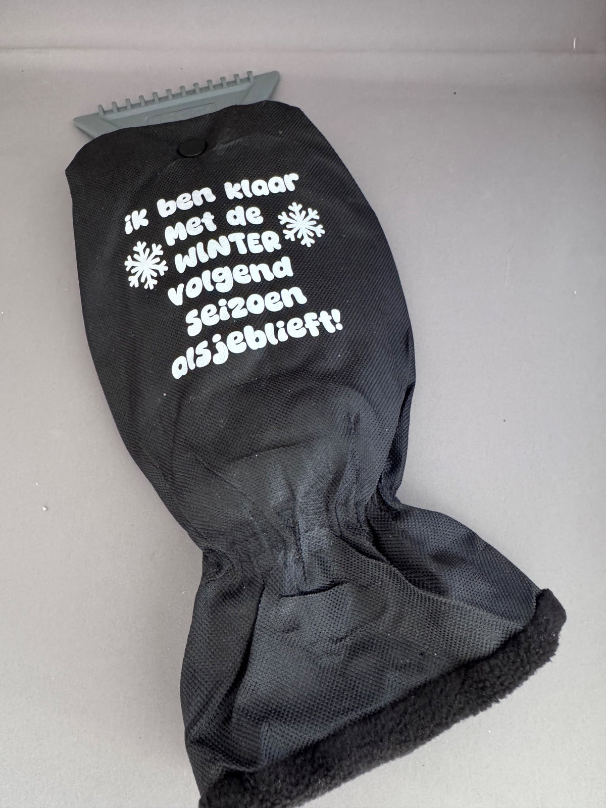Handschoen ijskrabber met grappige tekst 'Ik ben klaar met de winter volgend seizoen' – leuk wintercadeau van Shop V-Ric
