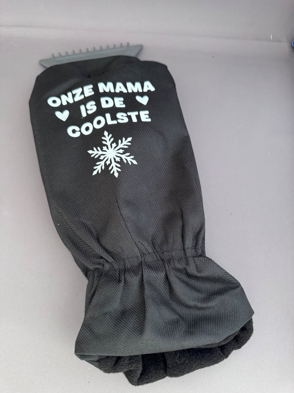 Alt-tekst afbeelding: Handschoen ijskrabber met tekst 'Onze Mama is de Coolste' – grappig en praktisch cadeau voor mama van Shop V-Ric
