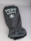 Alt-tekst afbeelding: Handschoen ijskrabber met tekst 'Onze Mama is de Coolste' – grappig en praktisch cadeau voor mama van Shop V-Ric
