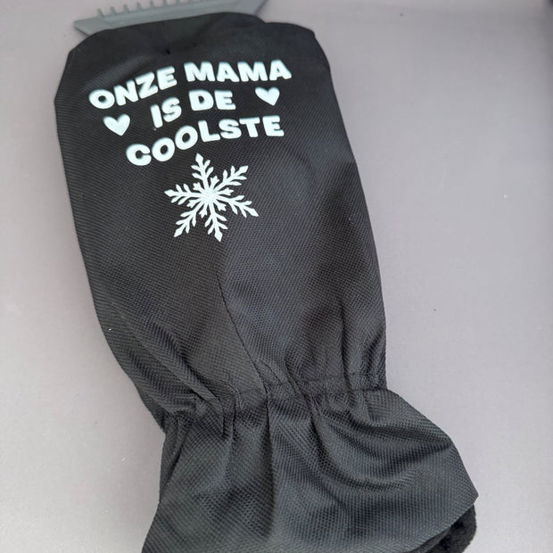Alt-tekst afbeelding: Handschoen ijskrabber met tekst 'Onze Mama is de Coolste' – grappig en praktisch cadeau voor mama van Shop V-Ric
