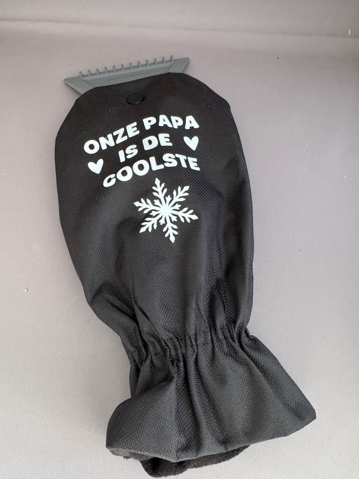 Vul Handschoen ijskrabber met tekst 'Onze Papa is de Coolste' – grappig en praktisch cadeau voor papa van Shop V-Ric
