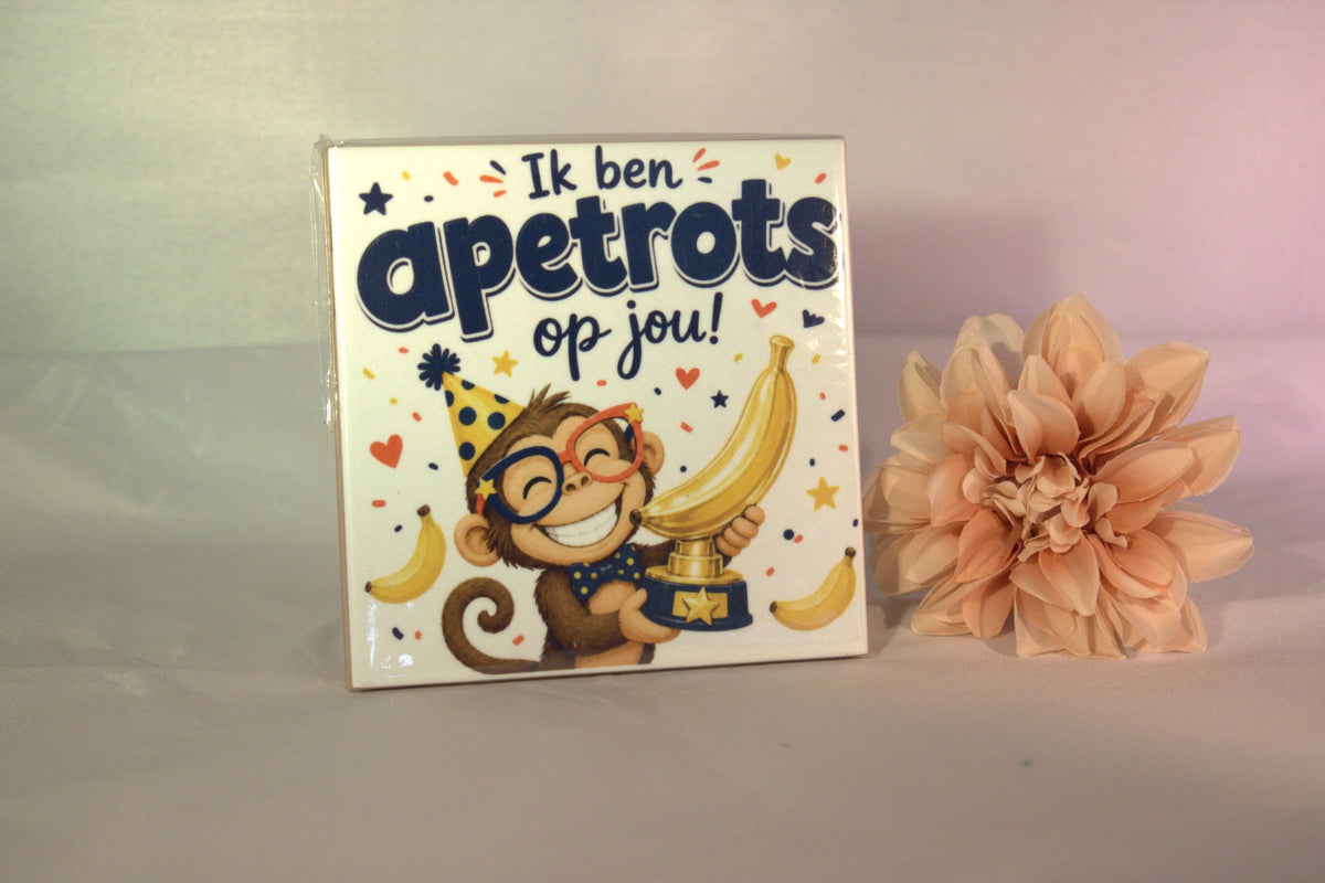 Keramisch tegeltje 'Ik ben apetrots op jou!' met grappige aap en trofee illustratie – persoonlijk en vrolijk cadeau