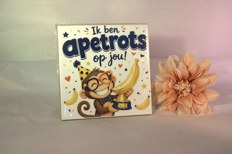 Keramisch tegeltje 'Ik ben apetrots op jou!' met grappige aap en trofee illustratie – persoonlijk en vrolijk cadeau