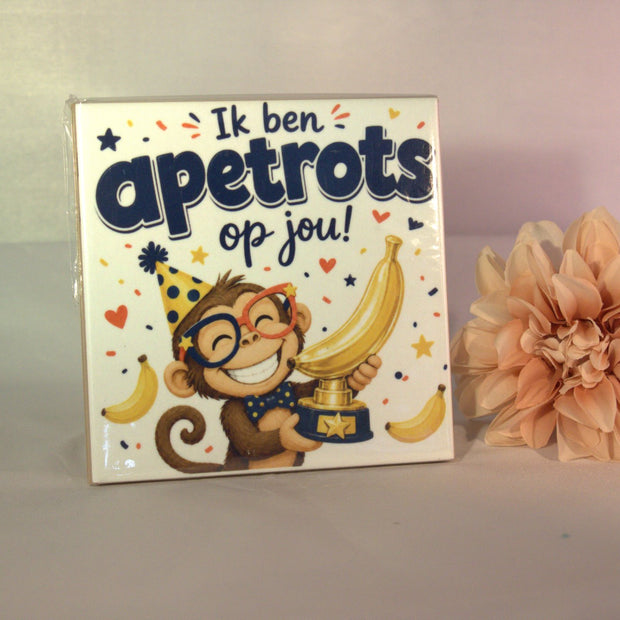 Keramisch tegeltje 'Ik ben apetrots op jou!' met grappige aap en trofee illustratie – persoonlijk en vrolijk cadeau