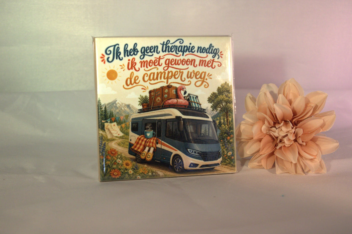 Keramisch tegeltje 'Ik heb geen therapie nodig, ik moet gewoon met de camper weg' met camper illustratie – grappig kampeer cadeau