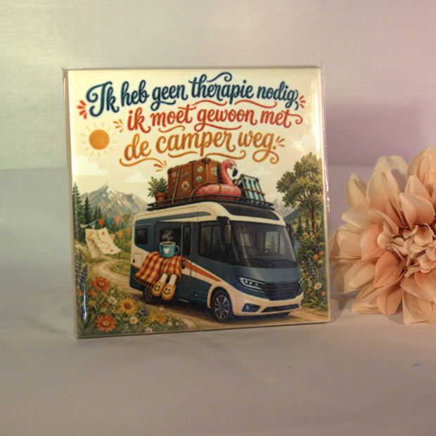 Keramisch tegeltje 'Ik heb geen therapie nodig, ik moet gewoon met de camper weg' met camper illustratie – grappig kampeer cadeau