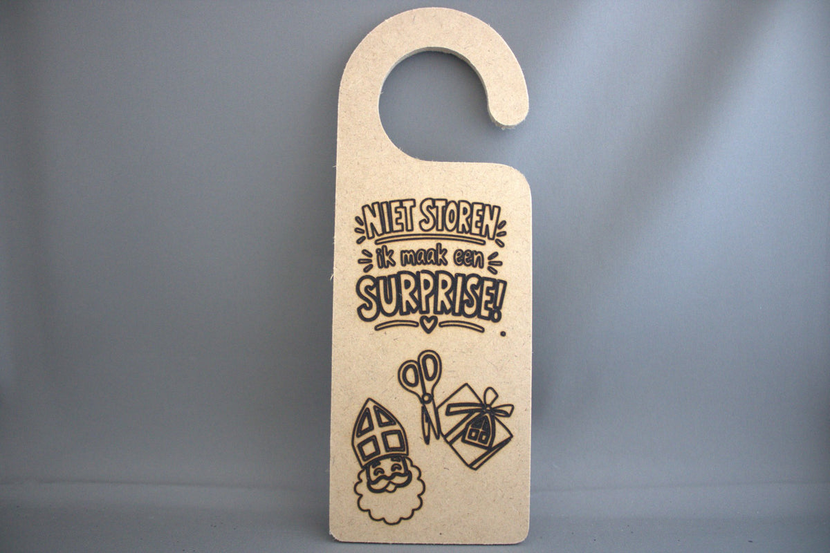 Houten deurhanger met gravure Niet Storen Ik Maak Een Surprise met Sinterklaas schaar en cadeautje – Sinterklaas cadeau

