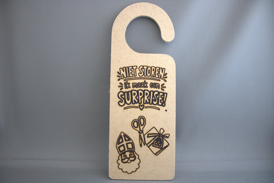 Houten deurhanger met gravure Niet Storen Ik Maak Een Surprise met Sinterklaas schaar en cadeautje – Sinterklaas cadeau

