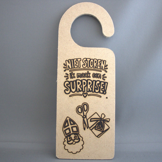 Houten deurhanger met gravure Niet Storen Ik Maak Een Surprise met Sinterklaas schaar en cadeautje – Sinterklaas cadeau

