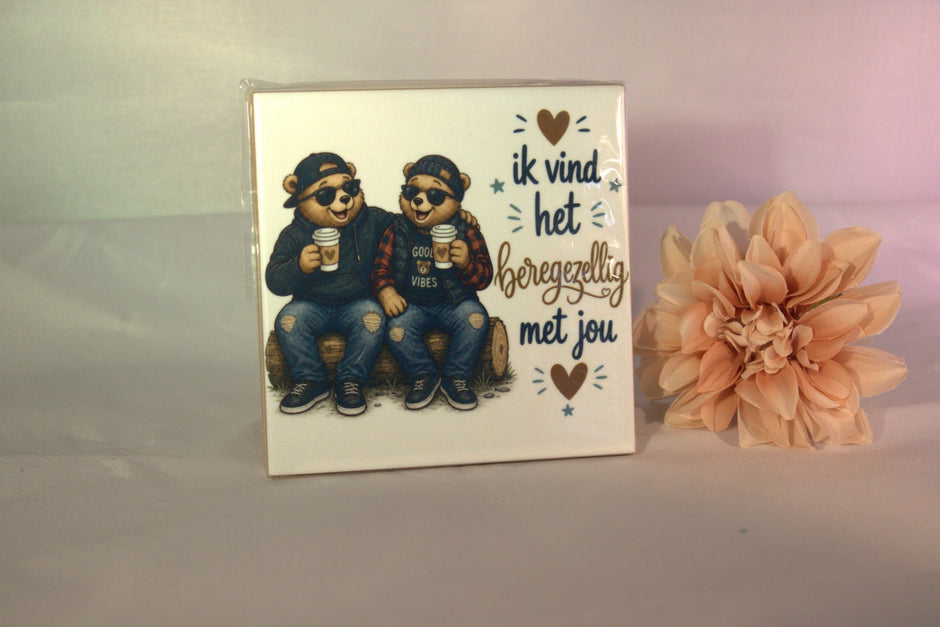 Keramisch tegeltje 'Ik vind het beregezellig met jou' met twee coole beren met koffie – leuk cadeau voor juf of collega