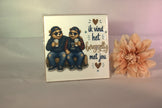 Keramisch tegeltje 'Ik vind het beregezellig met jou' met twee coole beren met koffie – leuk cadeau voor juf of collega