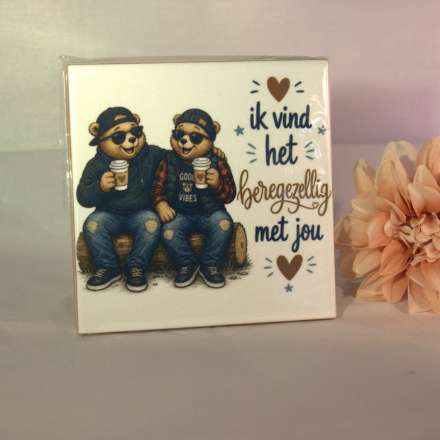 Keramisch tegeltje 'Ik vind het beregezellig met jou' met twee coole beren met koffie – leuk cadeau voor juf of collega