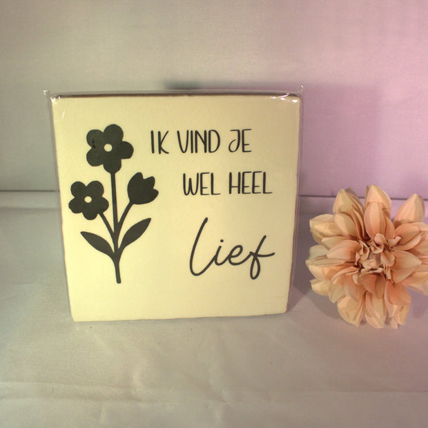 Keramisch tegeltje 'Ik vind je wel heel lief' met bloemen illustratie – liefdevol cadeau voor vrienden, familie of geliefden