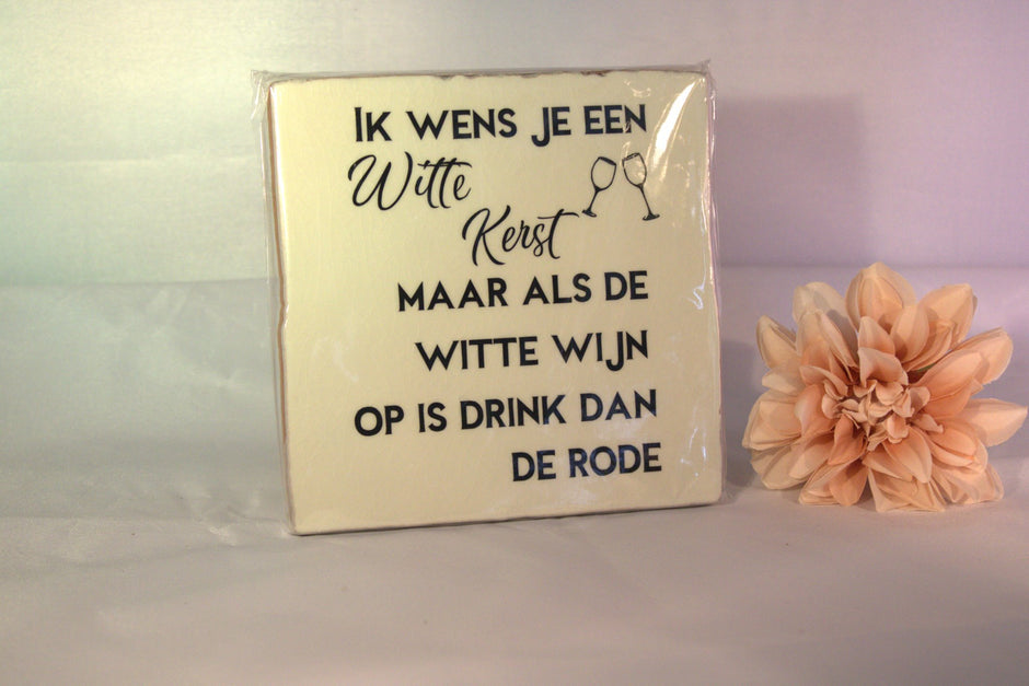 Keramisch tegeltje 'Ik wens je een witte kerst, maar als de witte wijn op is drink dan de rode' met wijnglazen – grappig kerstcadeau