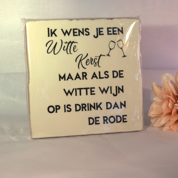 Keramisch tegeltje 'Ik wens je een witte kerst, maar als de witte wijn op is drink dan de rode' met wijnglazen – grappig kerstcadeau
