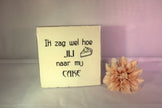 Keramisch tegeltje 'Ik zag wel hoe jij naar mij cake' met taartpunt illustratie – grappig woordspeling cadeau voor bakliefhebbers
