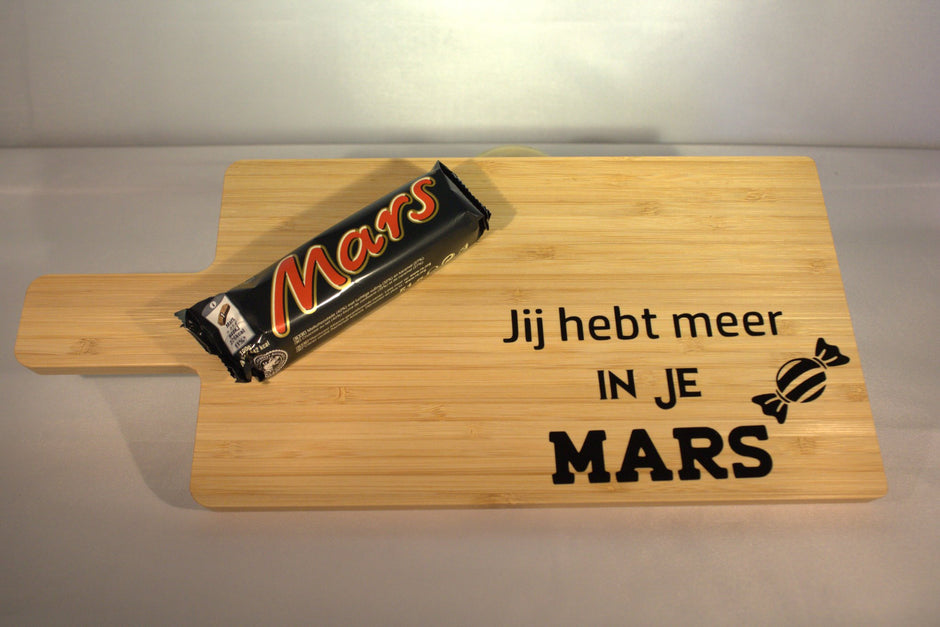 Motivatie cadeau serveerplank met tekst Jij hebt meer in je Mars met chocolade - leuk cadeau