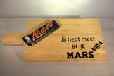 Motivatie cadeau serveerplank met tekst Jij hebt meer in je Mars met chocolade - leuk cadeau