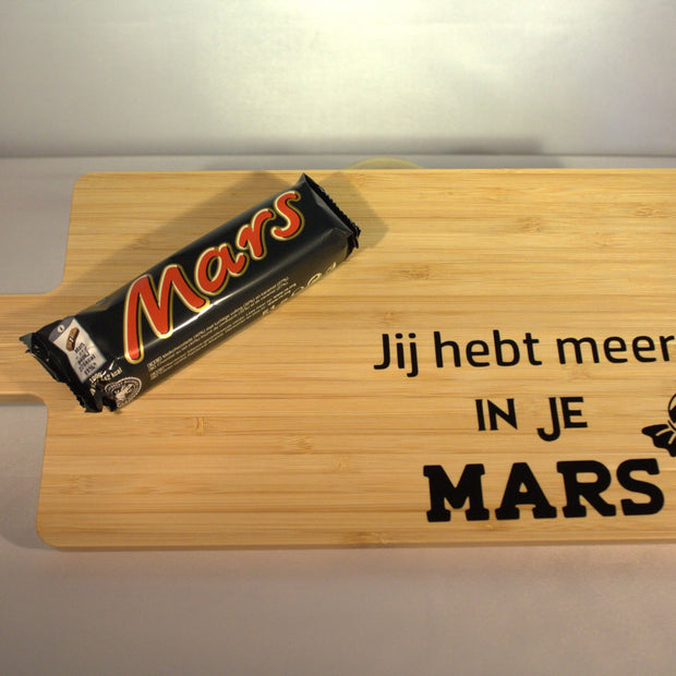 Motivatie cadeau serveerplank met tekst Jij hebt meer in je Mars met chocolade - leuk cadeau