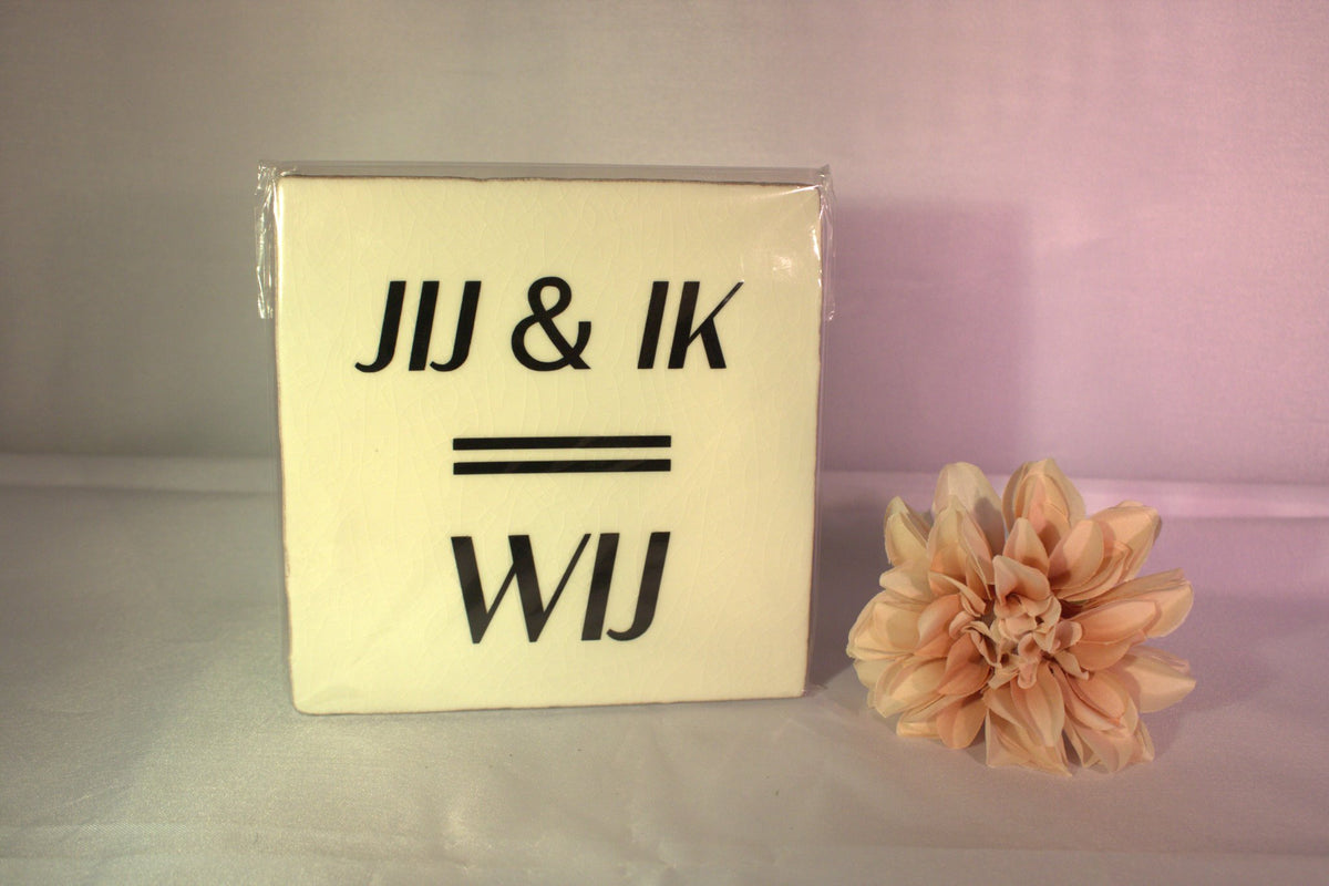 Keramisch tegeltje 'Jij & ik = wij' met minimalistische typografie – romantisch liefde cadeau voor stellen