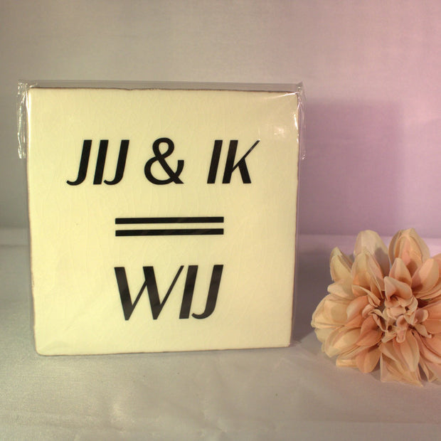 Keramisch tegeltje 'Jij & ik = wij' met minimalistische typografie – romantisch liefde cadeau voor stellen