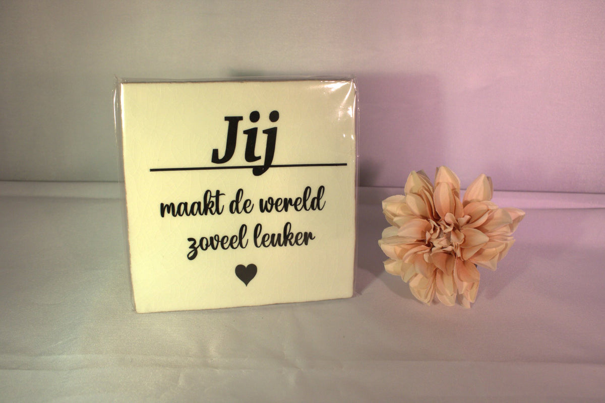 Keramisch tegeltje 'Jij maakt de wereld zoveel leuker' met hartje – positief en liefdevol cadeau voor vrienden of geliefden
