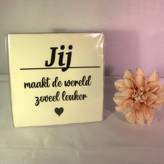 Keramisch tegeltje 'Jij maakt de wereld zoveel leuker' met hartje – positief en liefdevol cadeau voor vrienden of geliefden