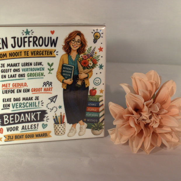 Keramisch tegeltje Een Juffrouw Om Nooit Te Vergeten met illustratie vrouwelijke juf bloemen en boeken en tekst Bedankt Voor Alles – afscheidscadeau juf

