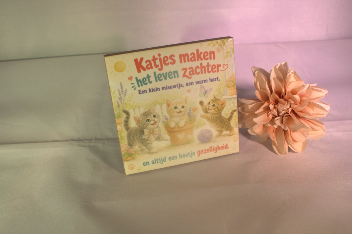 Full color keramisch tegeltje 'Katjes maken het leven zachter – een klein miauwtje, een warm hart, en altijd een beetje gezelligheid' met drie schattige kittens – lief cadeau voor kattenliefhebbers