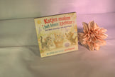 Full color keramisch tegeltje 'Katjes maken het leven zachter – een klein miauwtje, een warm hart, en altijd een beetje gezelligheid' met drie schattige kittens – lief cadeau voor kattenliefhebbers