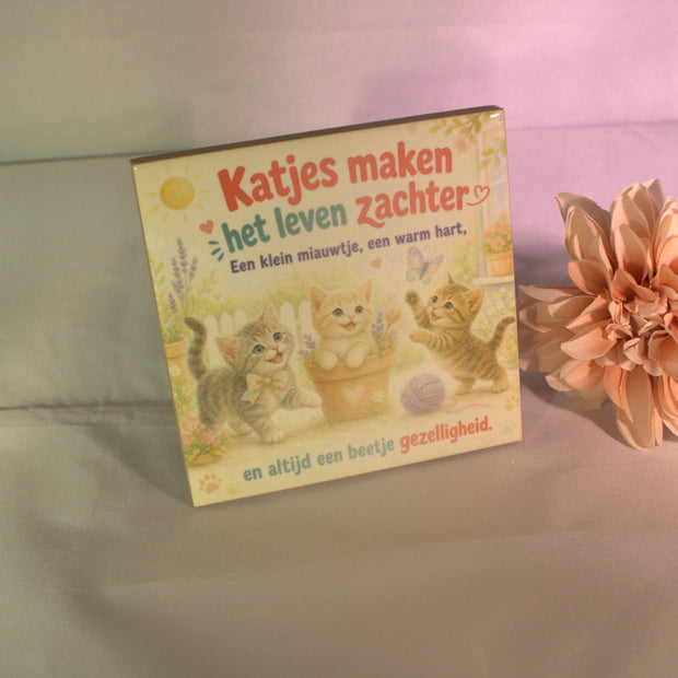 Full color keramisch tegeltje 'Katjes maken het leven zachter – een klein miauwtje, een warm hart, en altijd een beetje gezelligheid' met drie schattige kittens – lief cadeau voor kattenliefhebbers