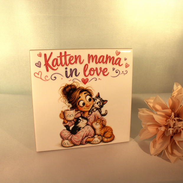 Keramisch tegeltje Katten Mama In Love met meisje in pyjama omringd door katten en kopje thee – cadeau voor kattenliefhebbers


