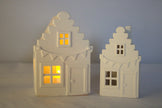 Kerst decoratie houten huisjes met LED verlichting - set van 2 - sfeervolle kerstdecoratie