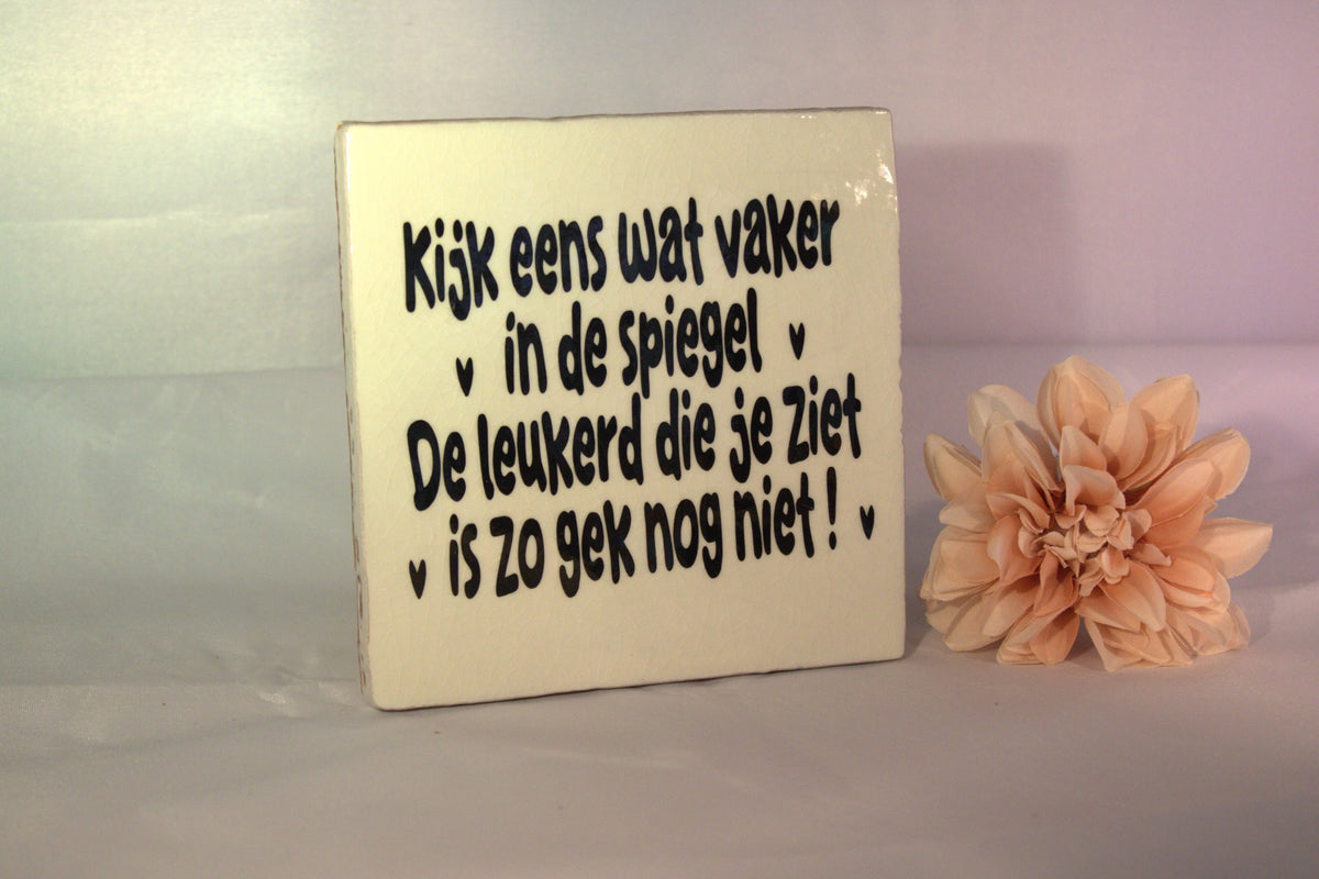 Keramisch tegeltje 'Kijk eens wat vaker in de spiegel – de leukerd die je ziet is zo gek nog niet!' – grappig cadeau met humor