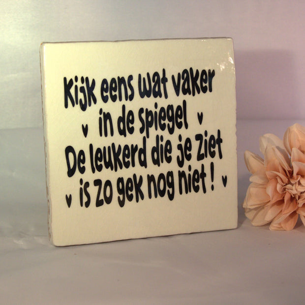 Keramisch tegeltje 'Kijk eens wat vaker in de spiegel – de leukerd die je ziet is zo gek nog niet!' – grappig cadeau met humor