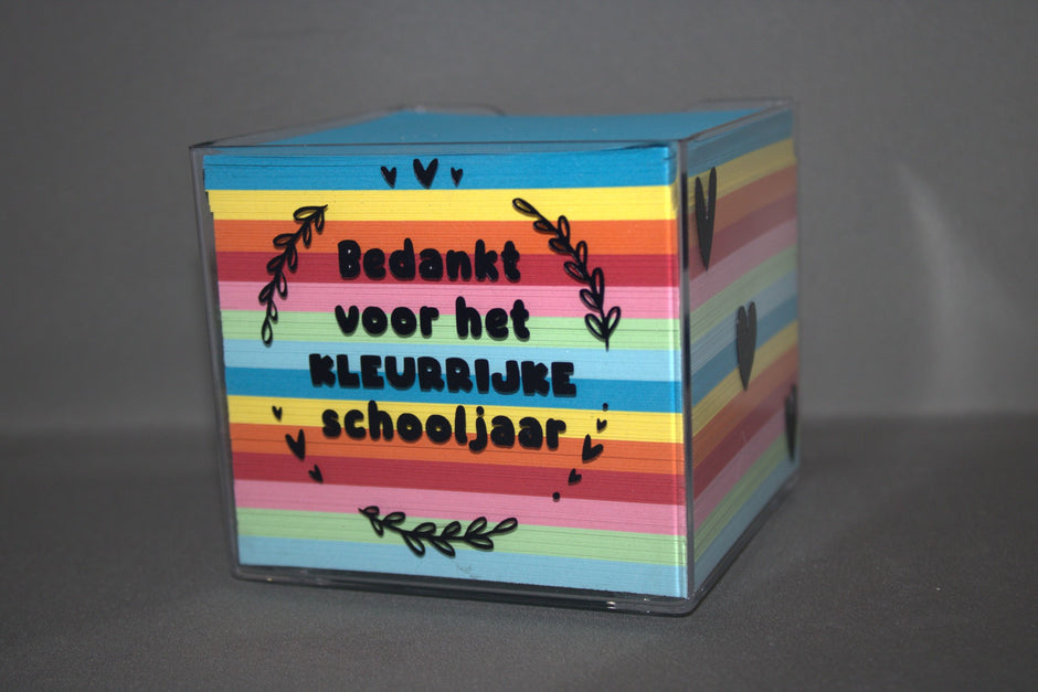 Memohouder met kleurrijke regenboog memoblaadjes en tekst Bedankt Voor Het Kleurrijke Schooljaar – origineel afscheidscadeau juf of meester

