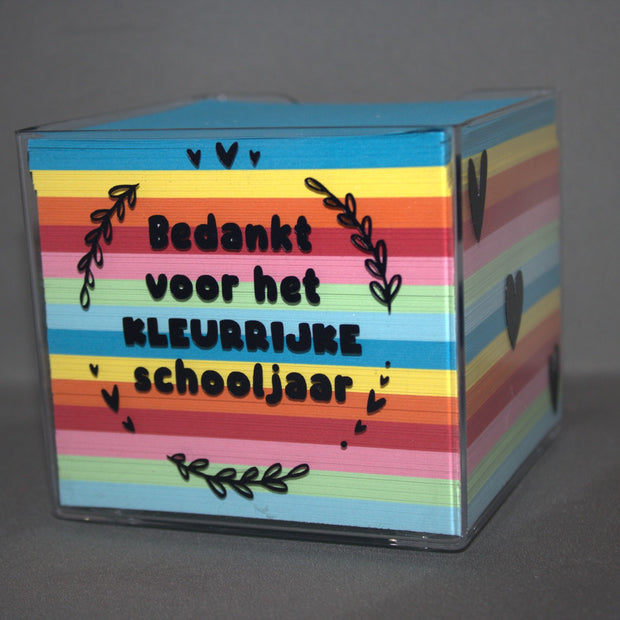 Memohouder met kleurrijke regenboog memoblaadjes en tekst Bedankt Voor Het Kleurrijke Schooljaar – origineel afscheidscadeau juf of meester

