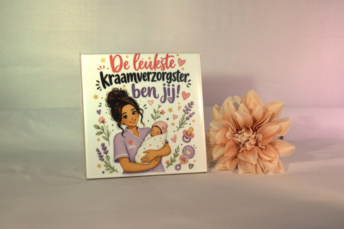 Keramisch tegeltje 'De leukste kraamverzorgster ben jij!' met kraamverzorgster en baby illustratie – uniek bedankje cadeau