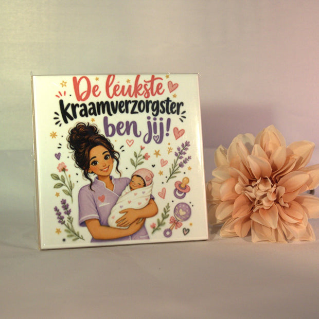 Keramisch tegeltje 'De leukste kraamverzorgster ben jij!' met kraamverzorgster en baby illustratie – uniek bedankje cadeau