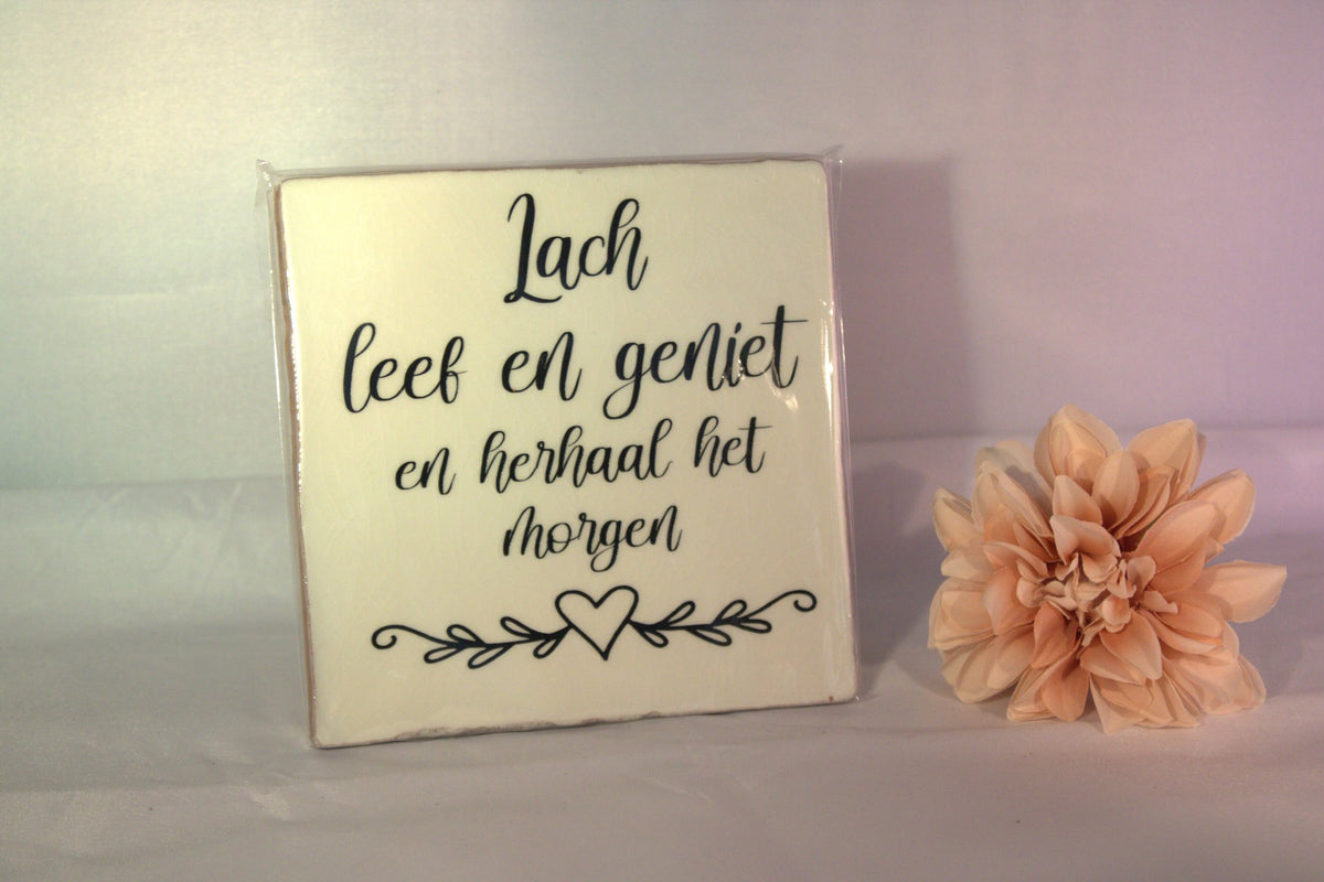 Keramisch tegeltje 'Lach, leef en geniet en herhaal het morgen' met sierlijk handlettering en hartje – vrolijke huisdecoratie cadeau