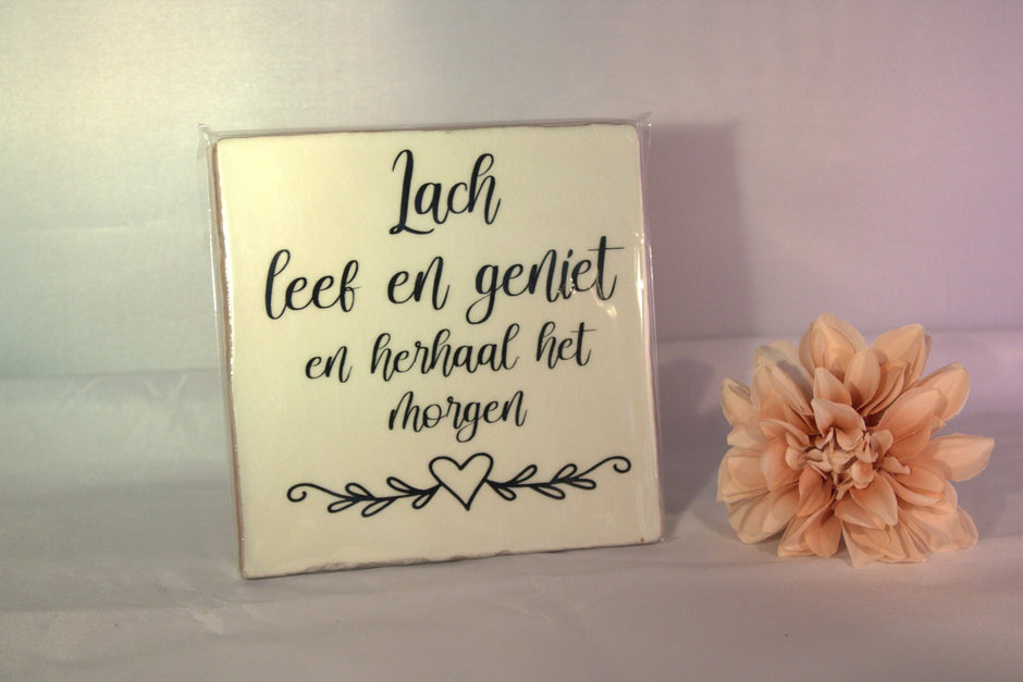 Keramisch tegeltje 'Lach, leef en geniet en herhaal het morgen' met sierlijk handlettering en hartje – vrolijke huisdecoratie cadeau