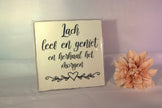 Keramisch tegeltje 'Lach, leef en geniet en herhaal het morgen' met sierlijk handlettering en hartje – vrolijke huisdecoratie cadeau