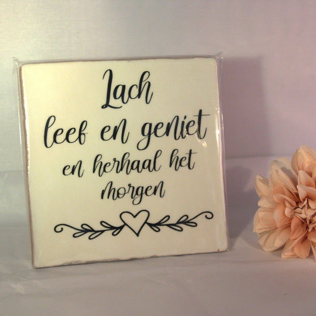 Keramisch tegeltje 'Lach, leef en geniet en herhaal het morgen' met sierlijk handlettering en hartje – vrolijke huisdecoratie cadeau