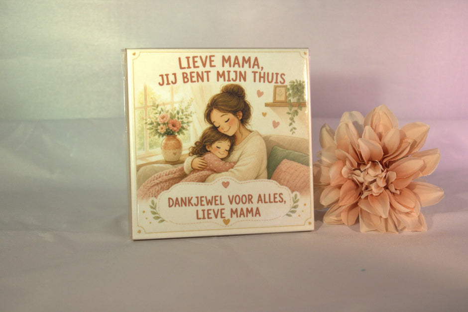 Keramisch tegeltje 'Lieve mama, jij bent mijn thuis – dankjewel voor alles' met warme moeder-dochter illustratie – origineel moederdag cadeau