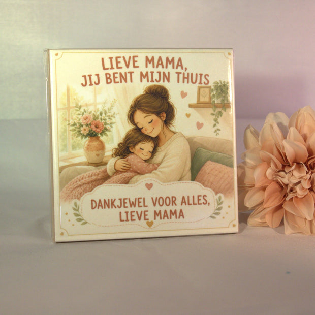 Keramisch tegeltje 'Lieve mama, jij bent mijn thuis – dankjewel voor alles' met warme moeder-dochter illustratie – origineel moederdag cadeau