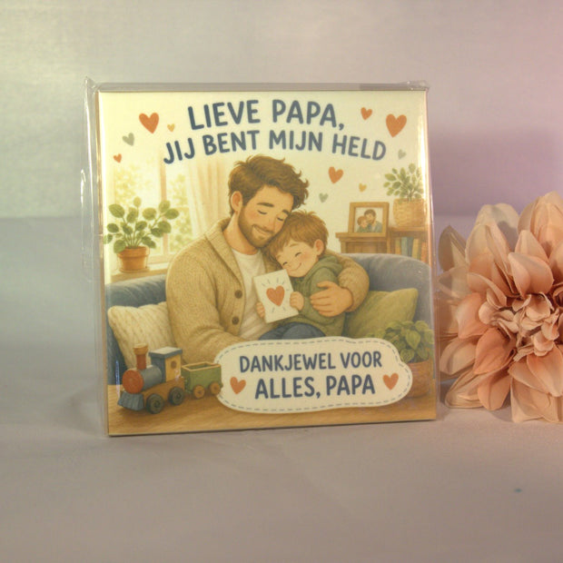 Keramisch tegeltje 'Lieve papa, jij bent mijn held – dankjewel voor alles' met warme vader-zoon illustratie – origineel vaderdag cadeau