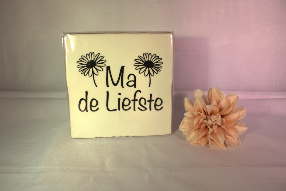Keramisch tegeltje 'Ma de liefste' met twee madeliefjes illustratie – liefdevol moederdag cadeau voor mama