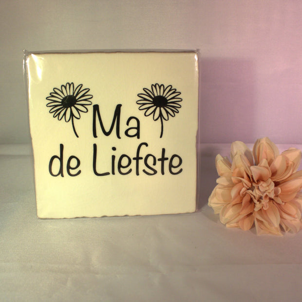 Keramisch tegeltje 'Ma de liefste' met twee madeliefjes illustratie – liefdevol moederdag cadeau voor mama