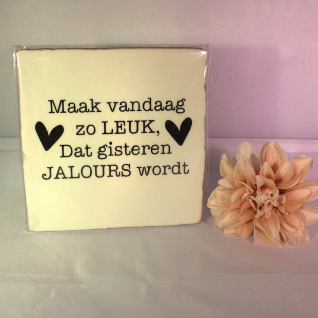 "Keramisch tegeltje 'Maak vandaag zo leuk, dat gisteren jalours wordt' met hartjes – inspirerend positief cadeau